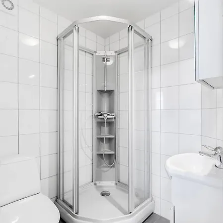 Arctic Hilltop - 3 *